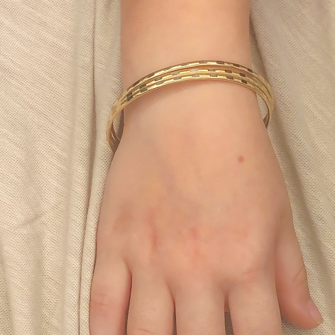 Pulseras fin de semana para niña, tubo Diamantado Oro 10k, 5 cm de Diámetro, Ancho 6 mm. - Infiniti Joyas