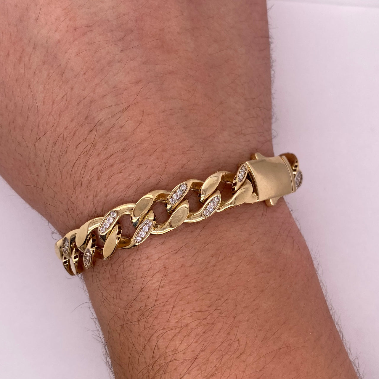 Pulso Oro 10k - Cubana Cerrada con Zirconia de 21.5 cm, Ancho 11 mm