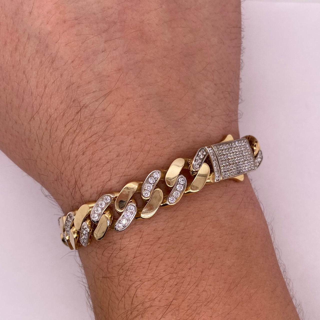 Pulso Oro 10k - Cubana Cerrada con Zirconia de 21 cm, Ancho 11.5 mm