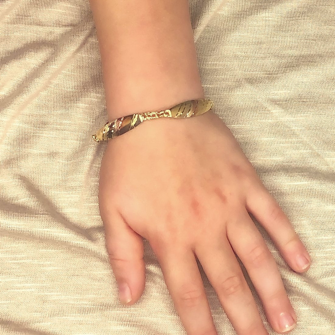 Esclava China con Placas, 12.5 cm Largo, Ancho 7 mm, Oro Florentino 10k - Infiniti Joyas