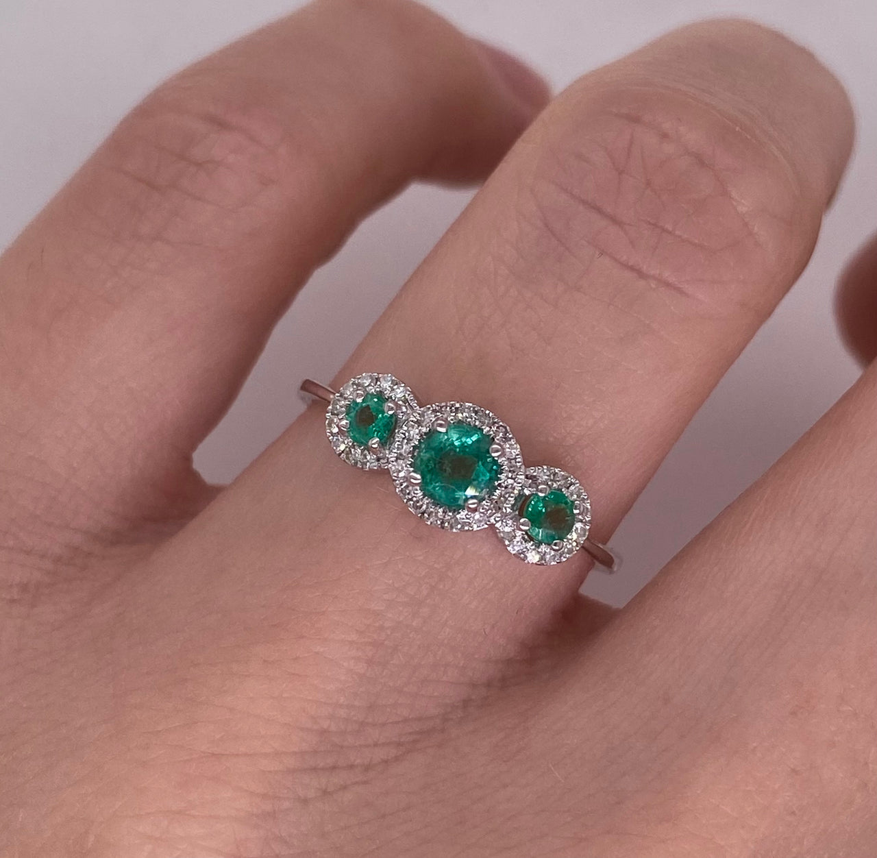 Anillo Oro Blanco 14k - Tres Esmeraldas en Halo con Diamante Natural  0.53 CTW