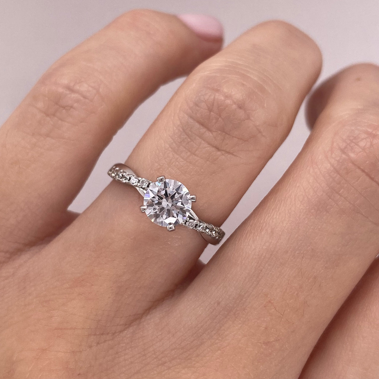 Anillo Oro Blanco 14k - Estilo Trenzado Zirconia Central 6 mm
