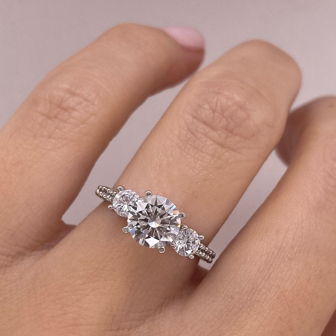 Anillo Oro Blanco 14k - Estilo Tres Piedras, Zirconia Central 6.80 mm