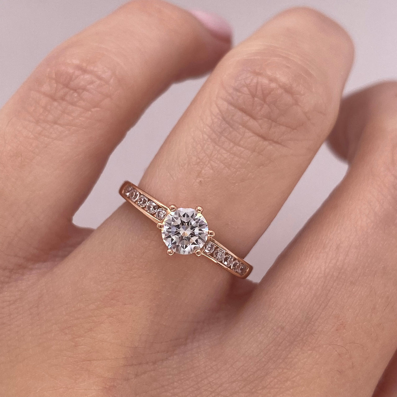 Anillo Oro Rosa 14k, Zirconia Central 5 mm con Laterales de 1 mm