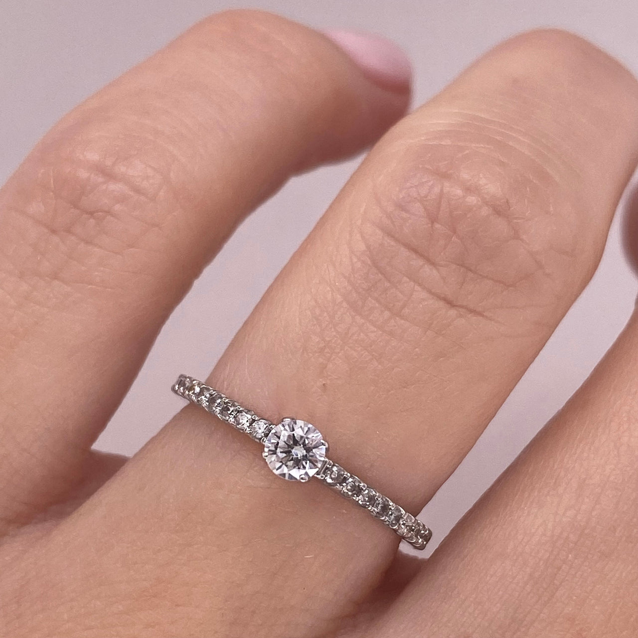 Anillo Oro Blanco 14k, Pavé con Zirconia Central 3.50 mm