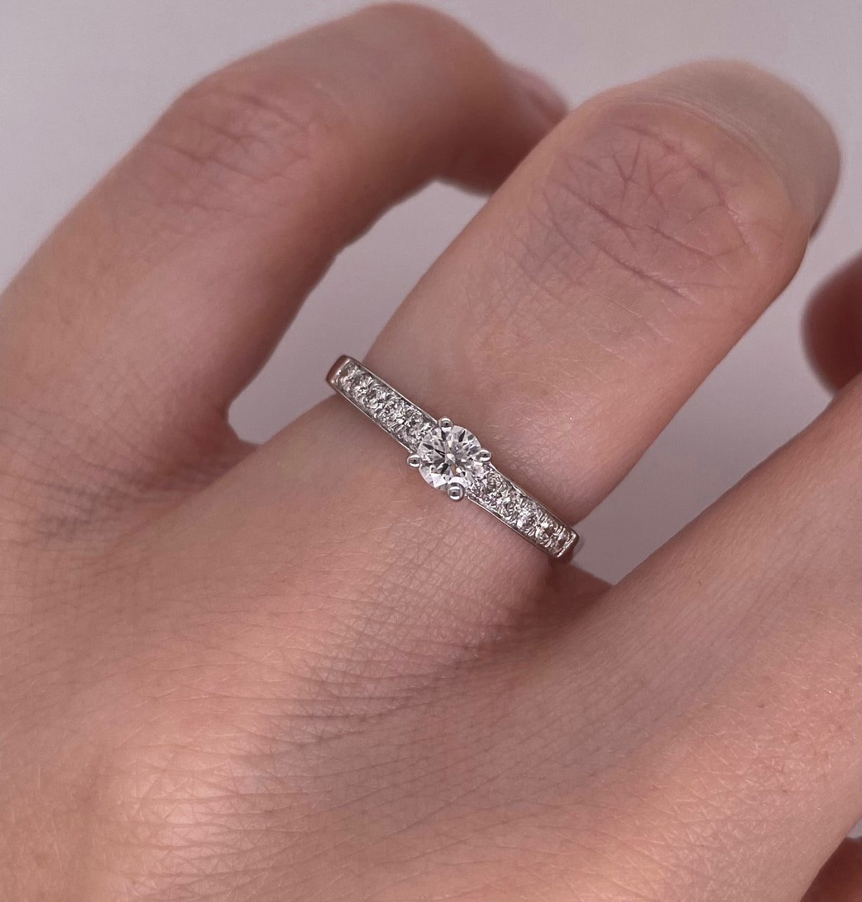Anillo Oro Blanco 14k - Pavé con Diamante Natural 0.30 CTW