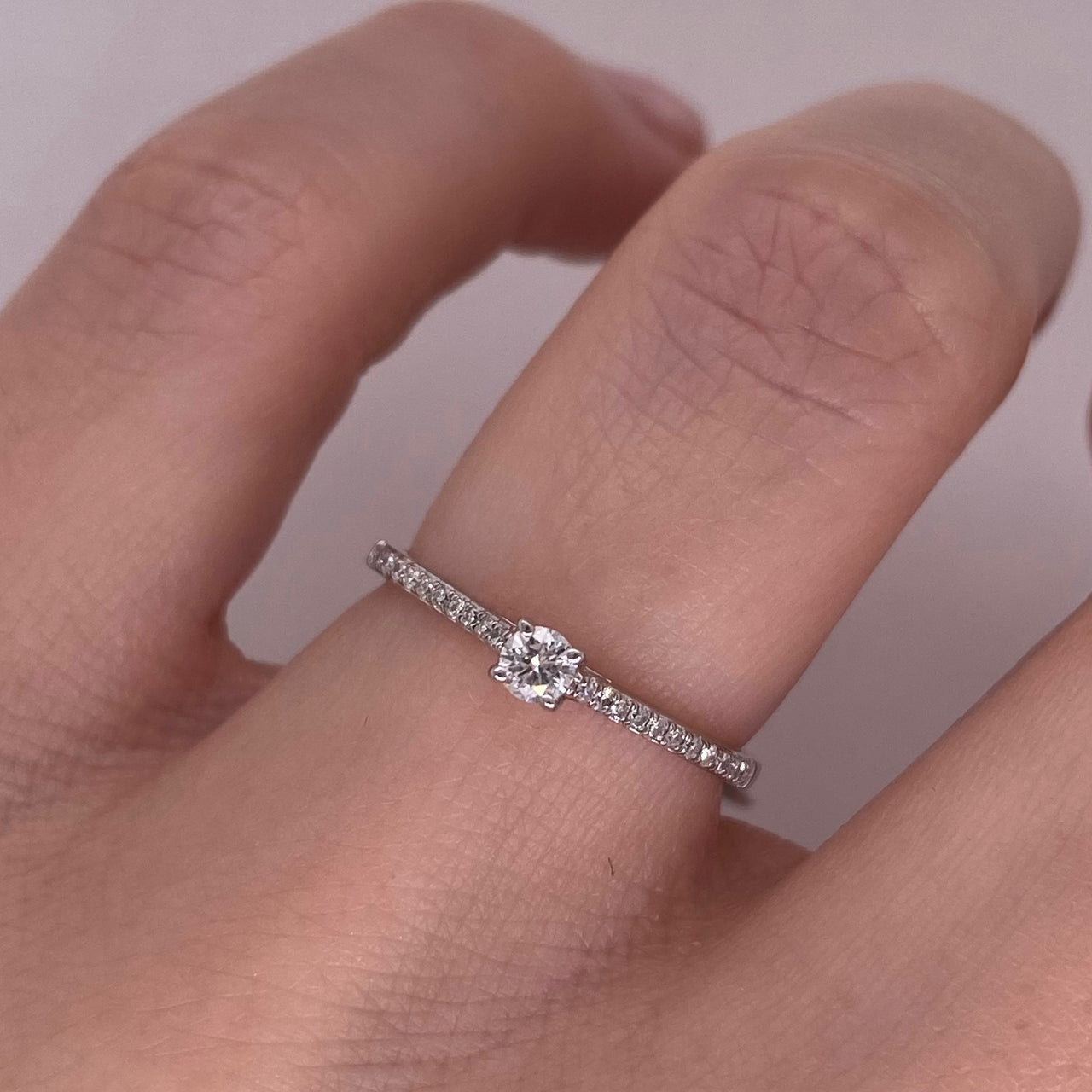 Anillo Oro Blanco 14k - Pavé Diamante Natural con 0.15 CTW