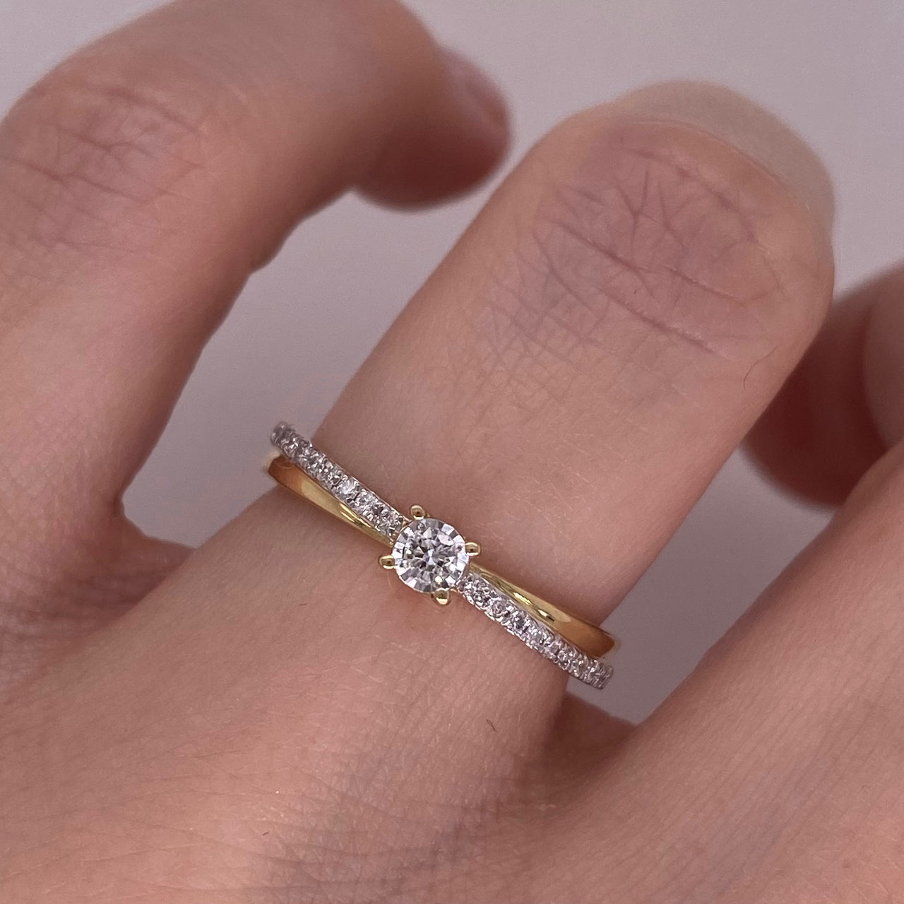 Anillo Oro 14k - Pavé con Diamante Natural 0.12 CTW