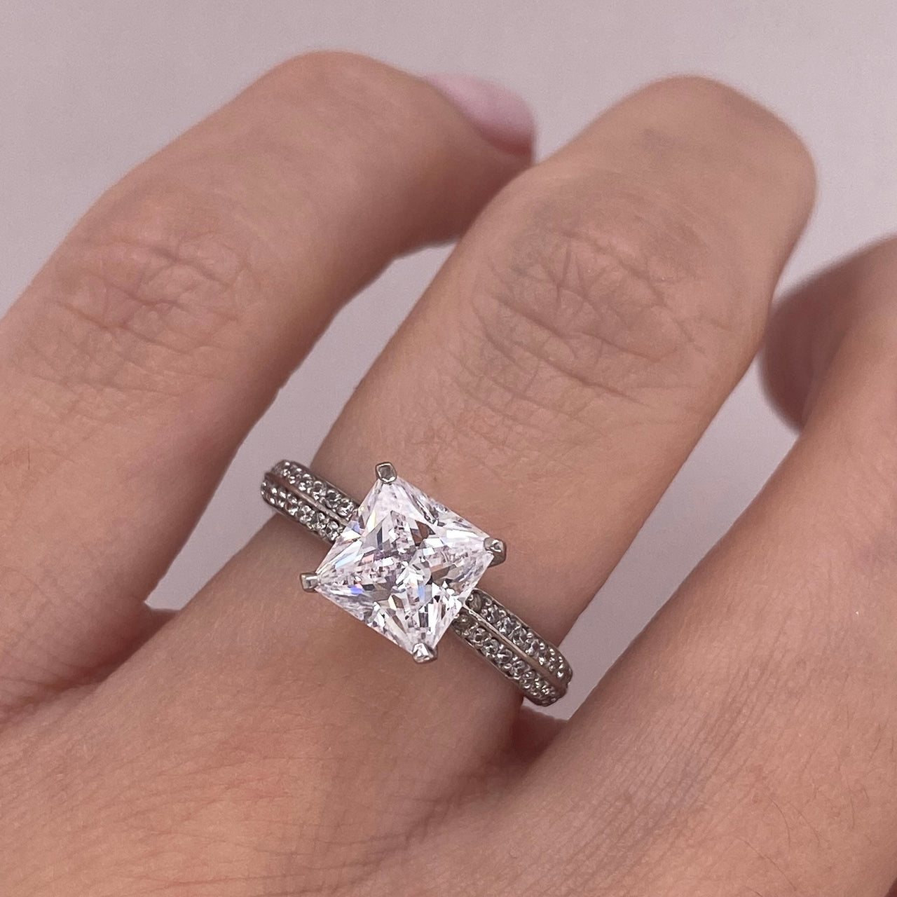 Anillo Oro Blanco 10k con Zirconias Corte Princesa con Doble Fila Pavé
