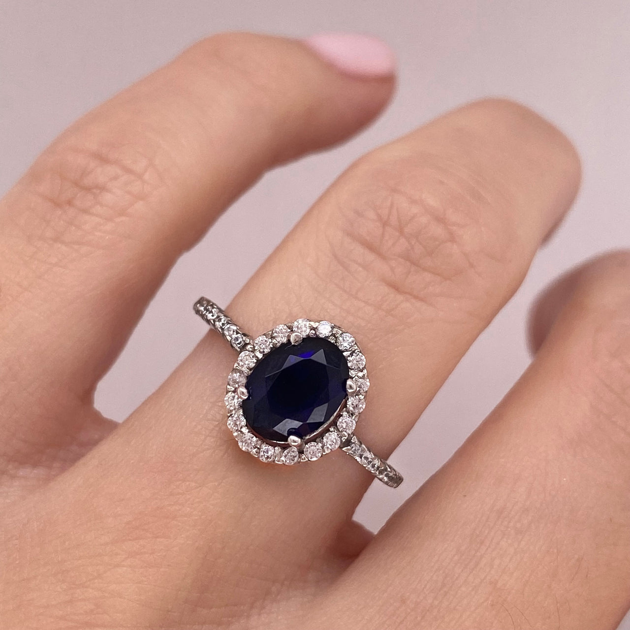 Anillo Oro Blanco 10k - Halo Zafiro con Zirconias