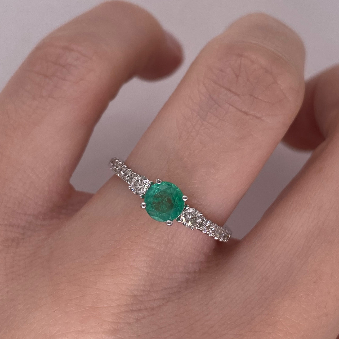 Anillo Oro Blanco 14k - Esmeralda con Diamante Natural 0.75 CTW