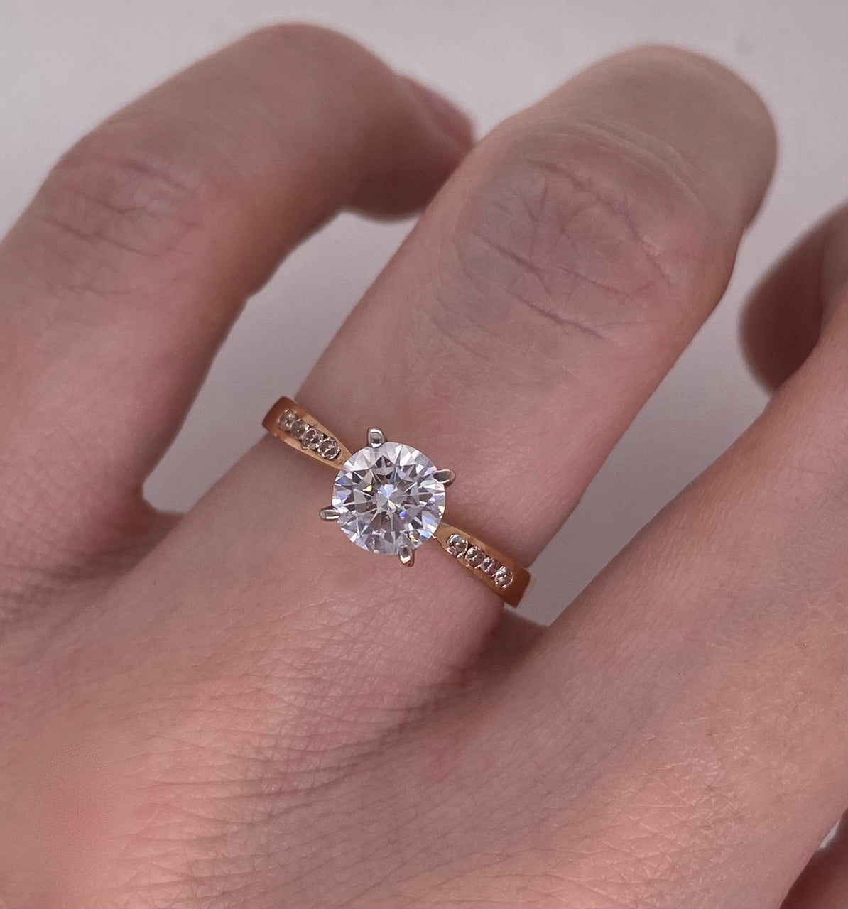 Anillo Oro Rosa 10k - Zirconia Central 5.5 mm
