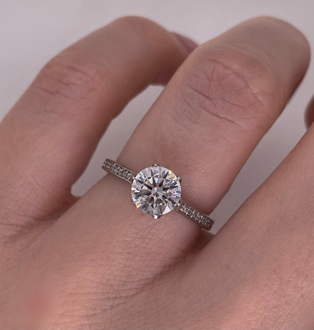 Anillo Oro Blanco 14k, Pavé Zirconia Central 6.5 mm