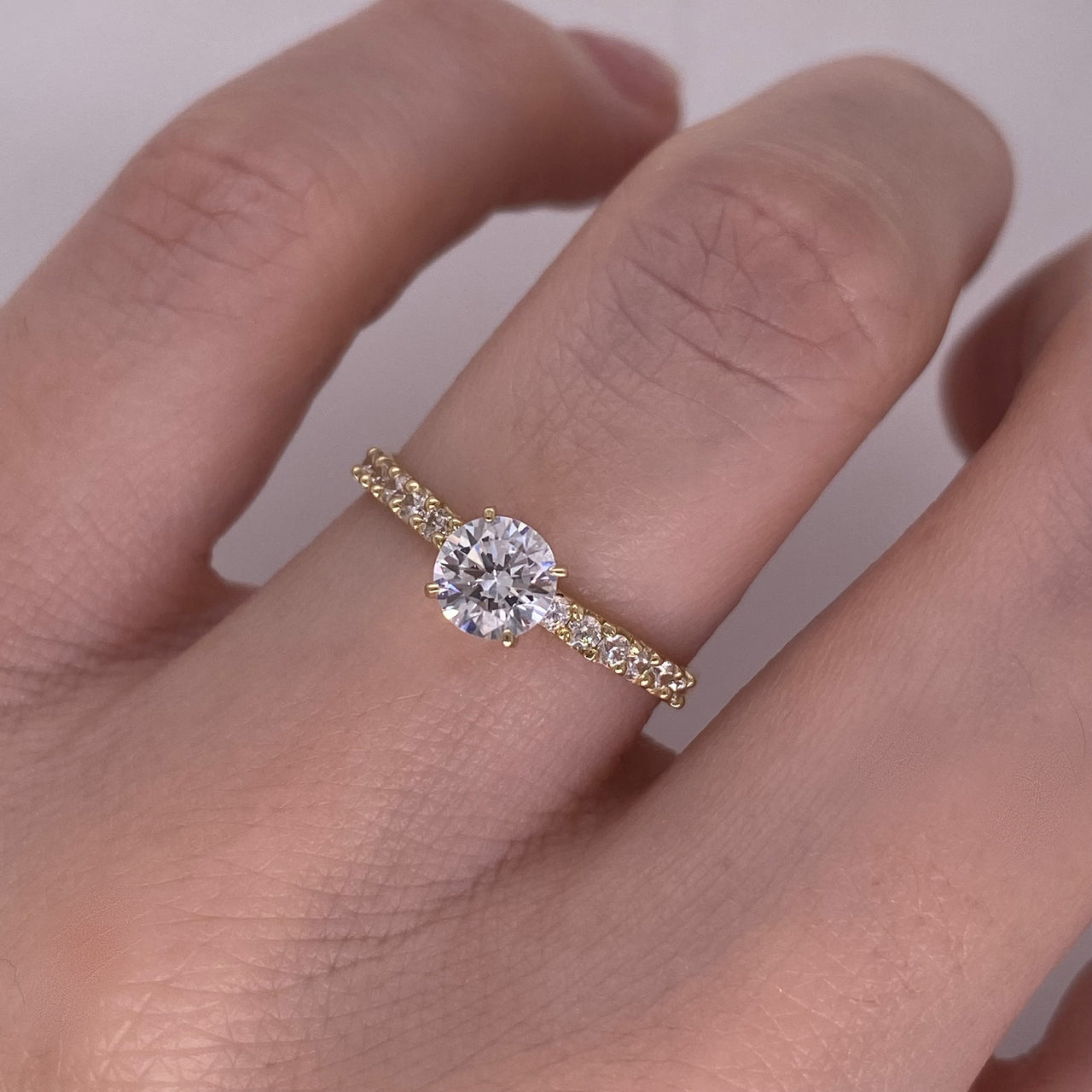 Anillo Oro 10k - Pavé Zirconia Central de 5 mm