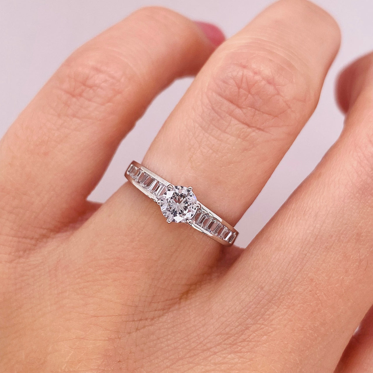 Anillo Oro Blanco 14k - Zirconia Central de 4.5 mm con Baguette Laterales