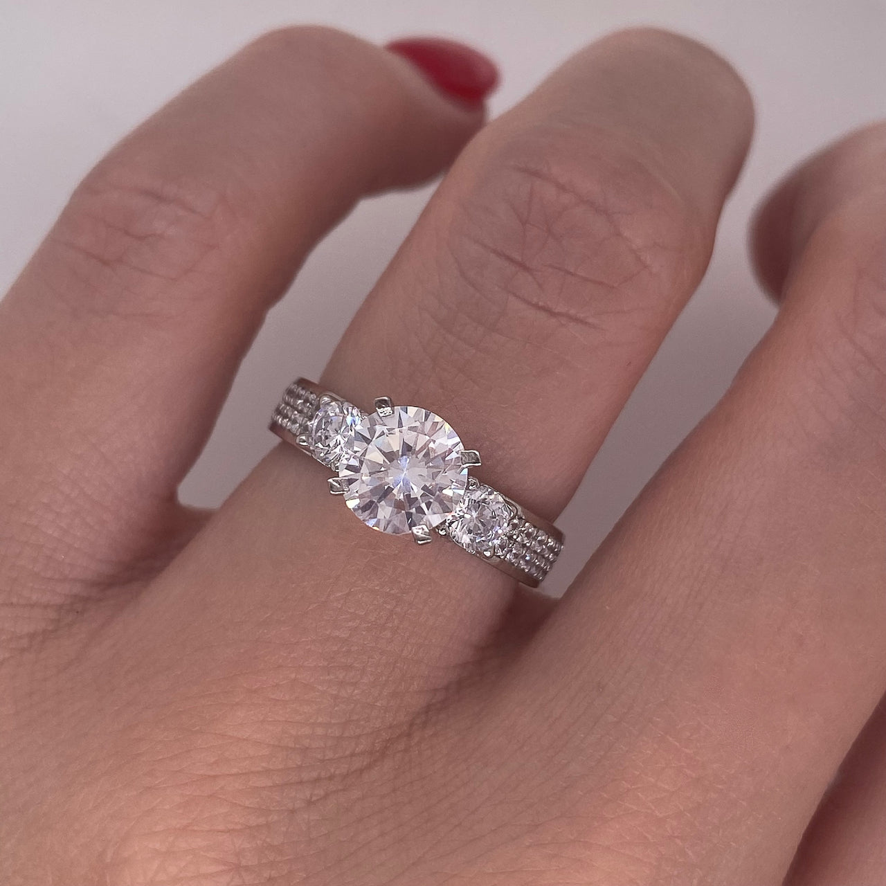 Anillo Oro Blanco 10k - Estilo Tres Piedras Zirconia Central de 6 mm