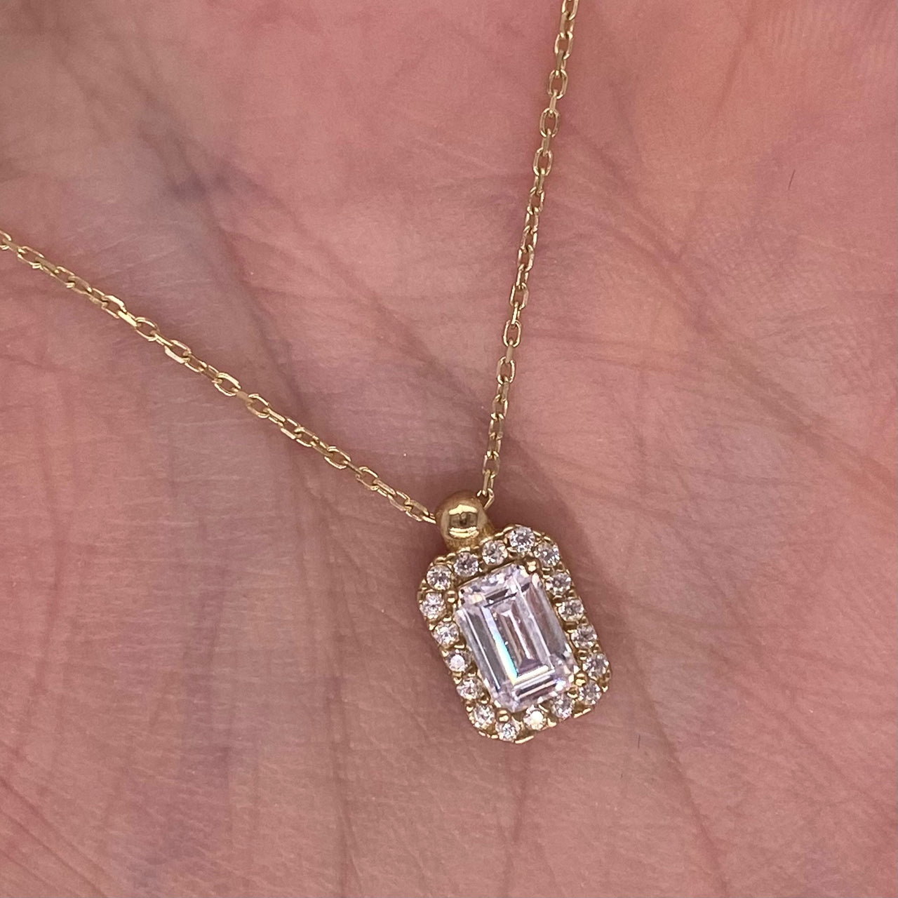 Gargantilla Oro 10k - Corte Esmeralda en Halo con Zirconias