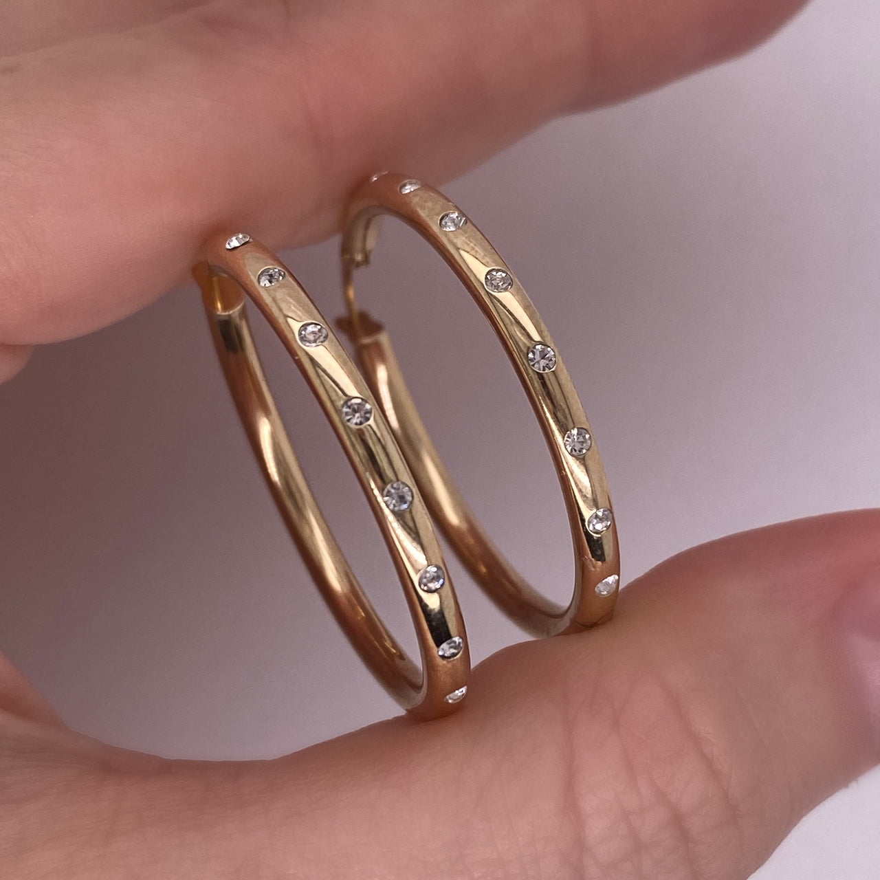 Arracadas Oro 10k - Forma de Tubo con Zirconias, Diámetro 3 cm
