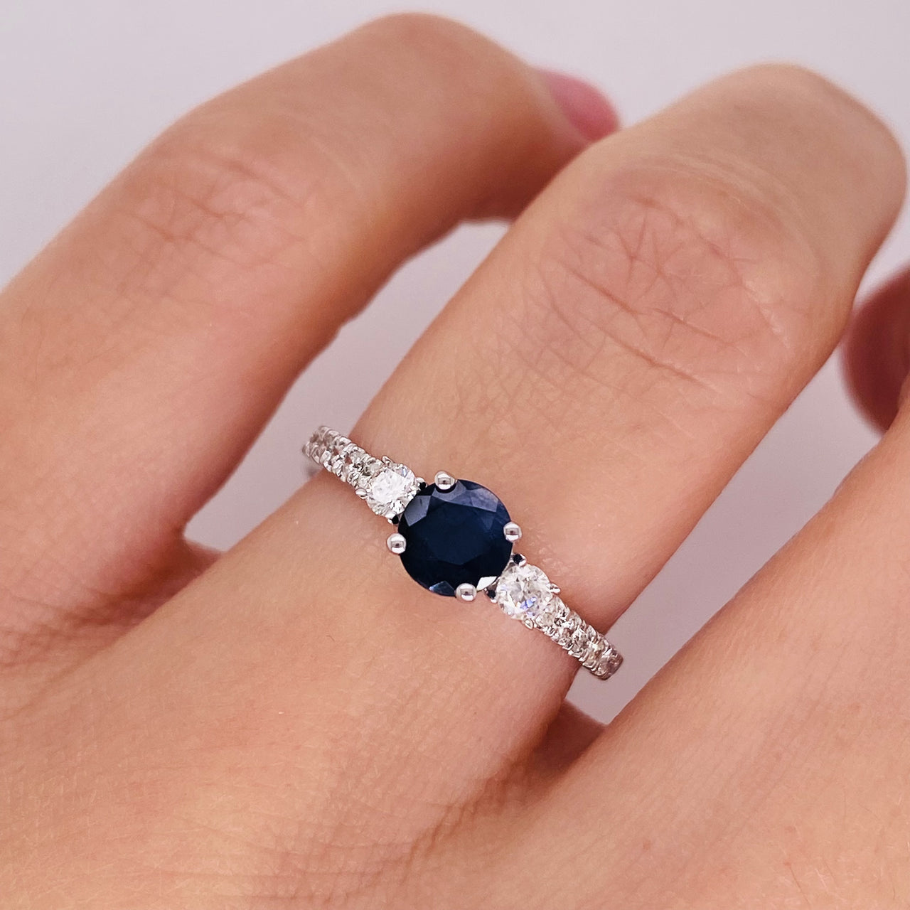 Anillo Oro Blanco 14k - Zafiro con Diamante Natural 0.75 CTW
