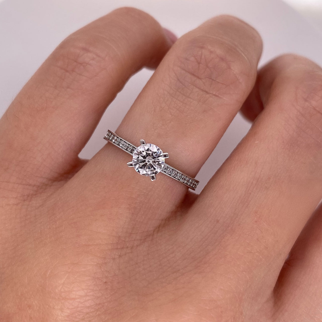 Anillo Oro Blanco 14k, Pavé Zirconia Central de 5 mm