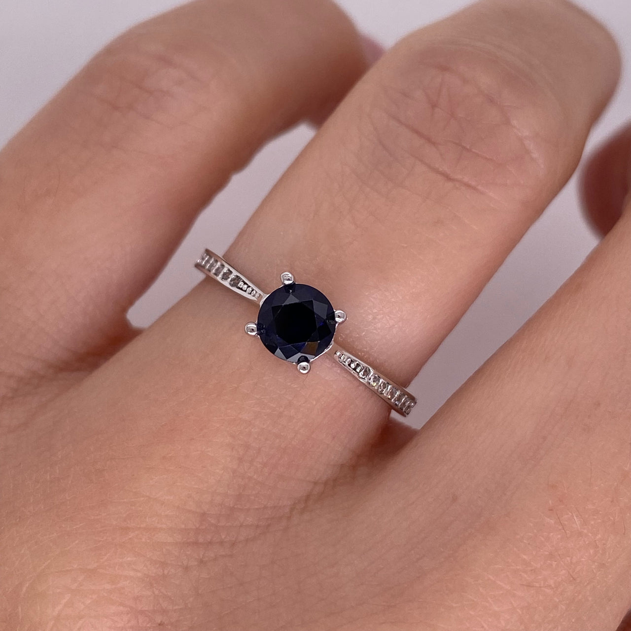 Anillo Oro Blanco 10k - Pavé con Zafiro Creado 5 mm