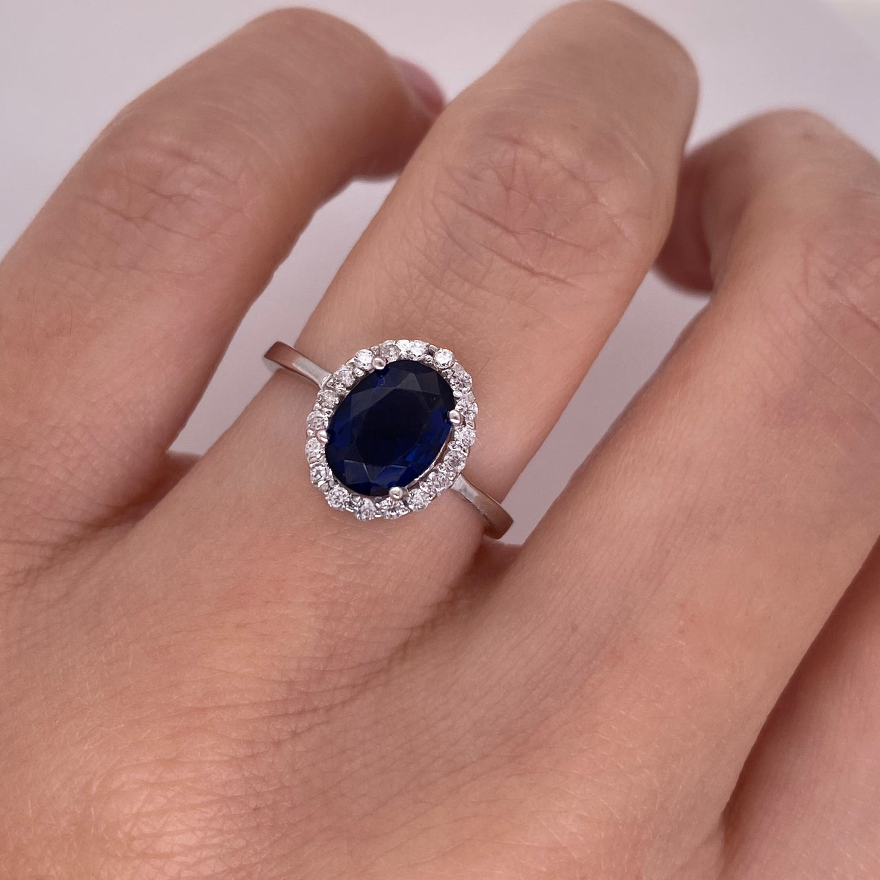 Anillo Oro Blanco 10k - Halo con Zafiro 8x6 mm