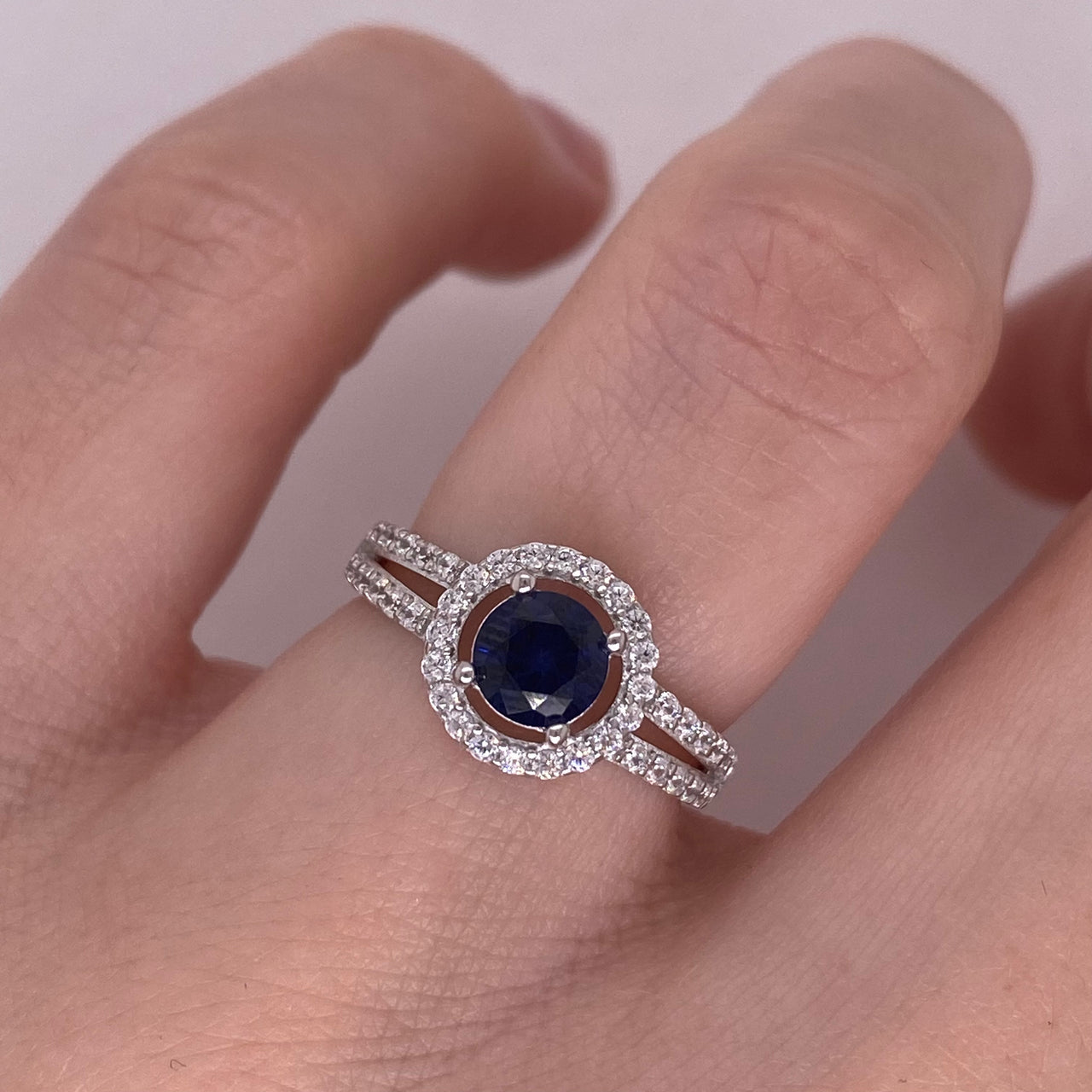Anillo Oro Blanco 10k - Halo con Zafiro Creado 5 mm