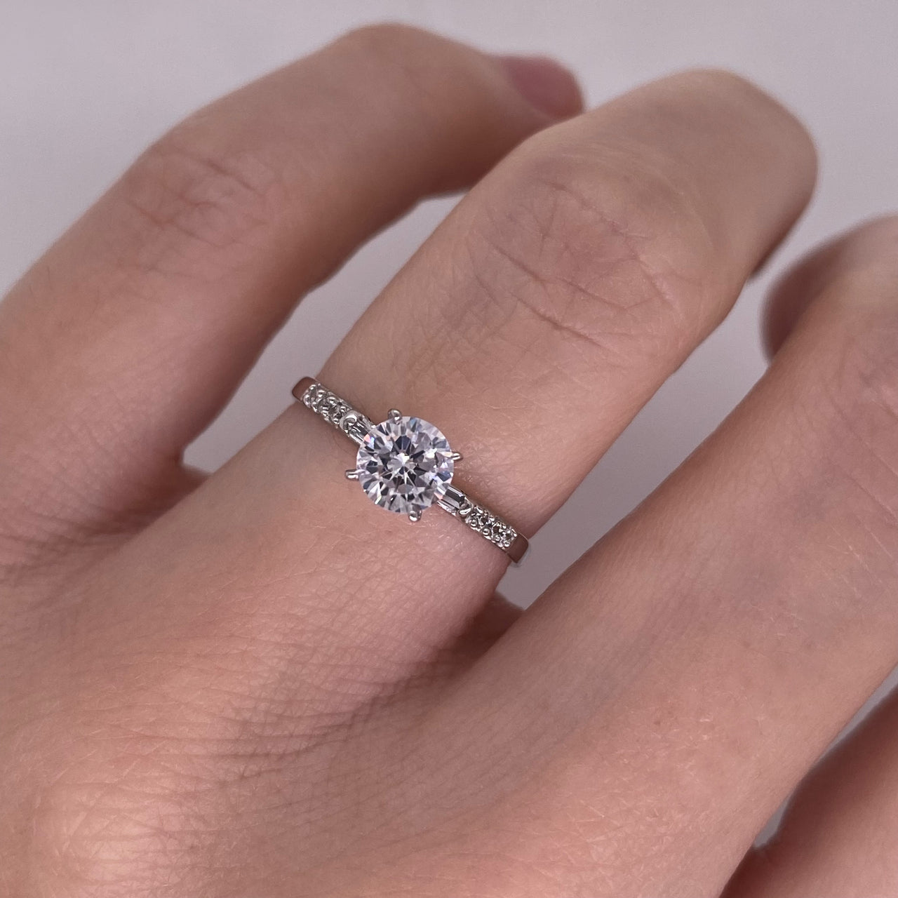 Anillo Oro Blanco 10k - Zirconia de 5 mm