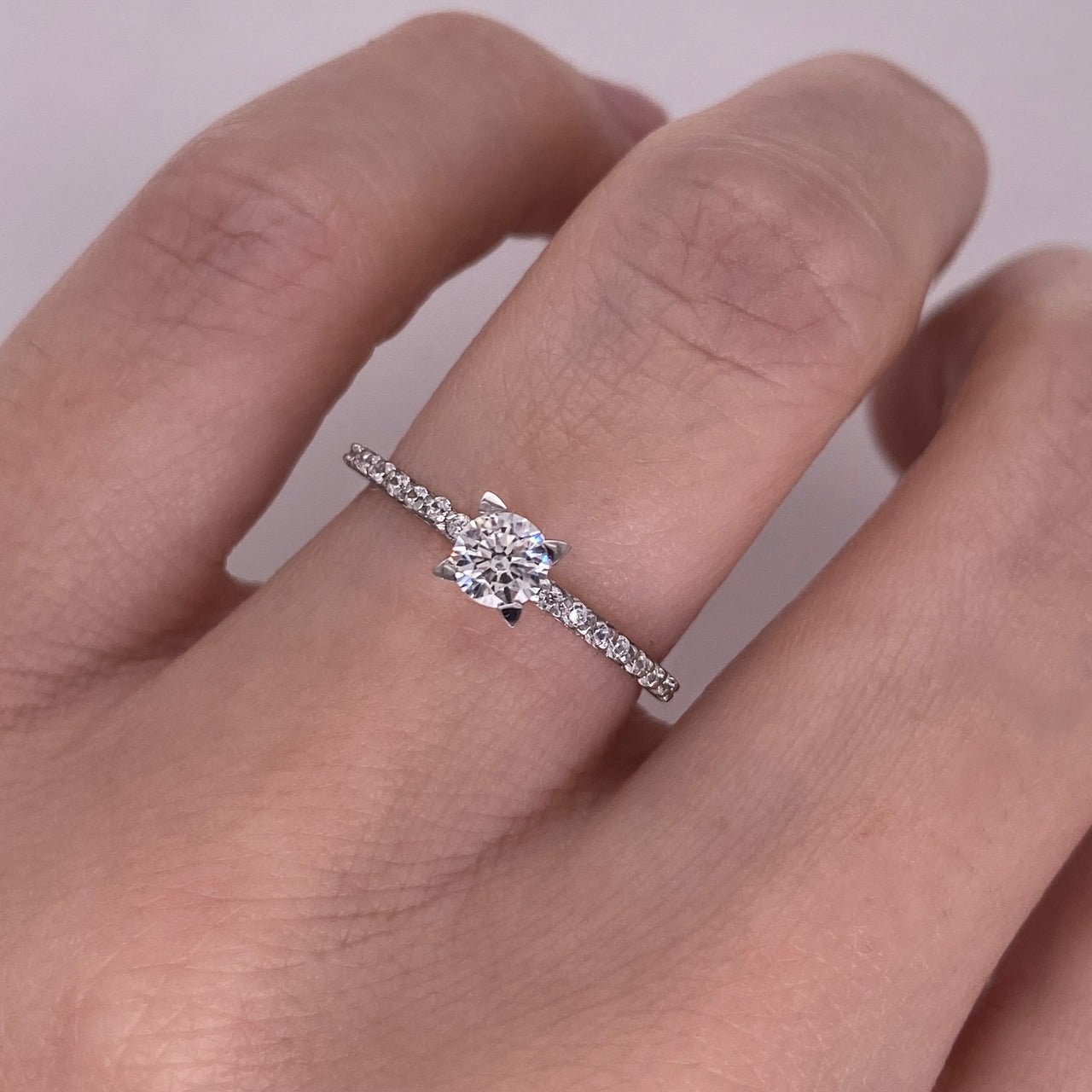 Anillo Oro Blanco 10k - Zirconia 4 mm con Laterales