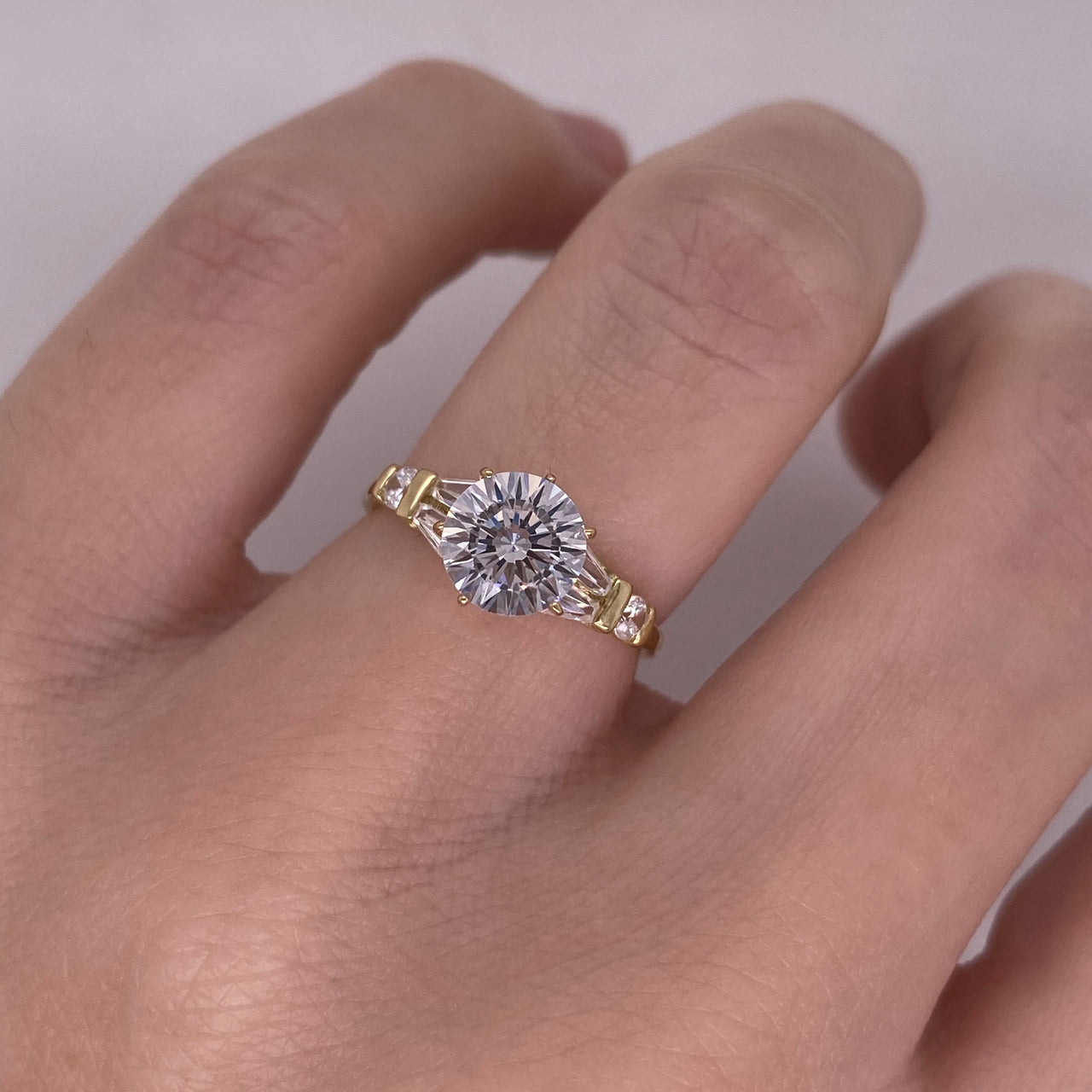 Anillo Oro 10k - Zirconia con Laterales Baguettes