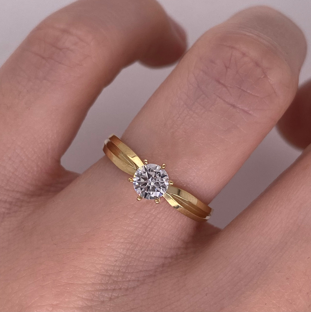 Anillo Oro 10k, Estilo Apertura Central, Zirconia de 4.5 mm