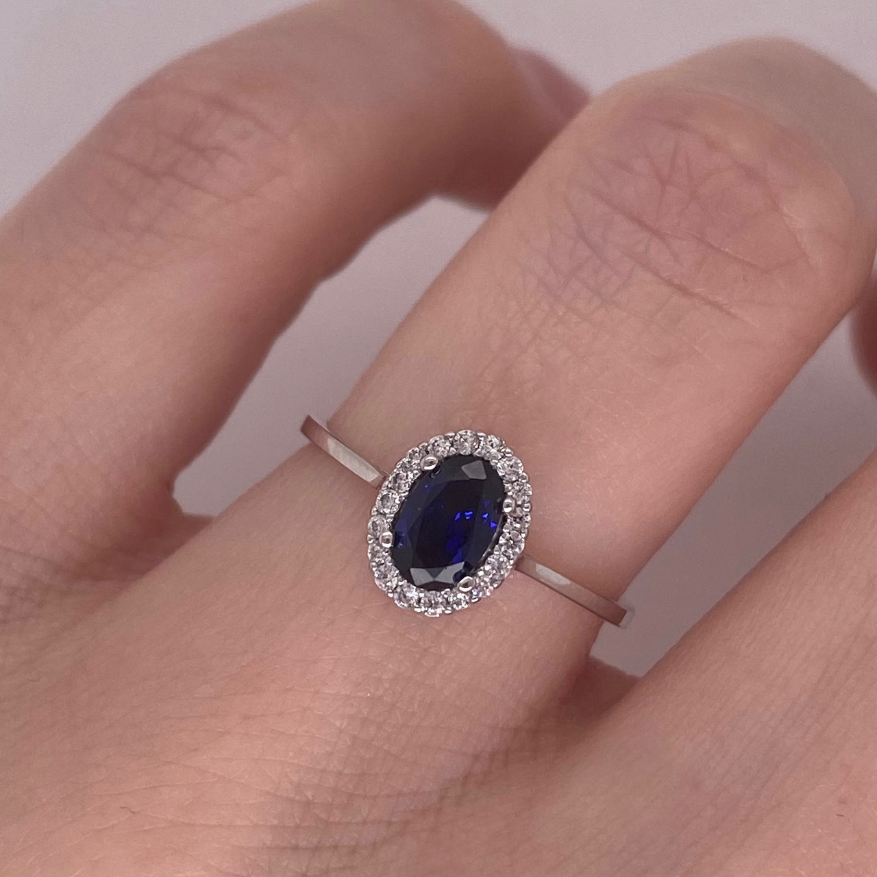 Anillo Oro Blanco 10k - Halo con Zirconias 6 x 4 mm