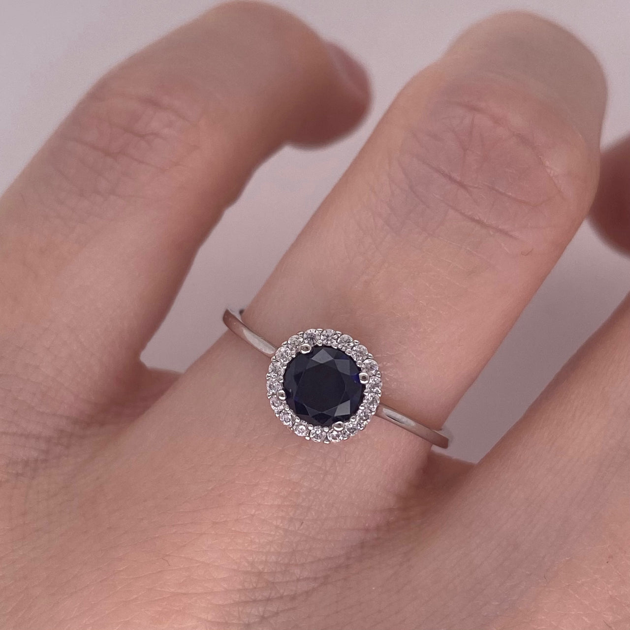 Anillo Oro Blanco 10k - Halo con Zirconias 5 mm