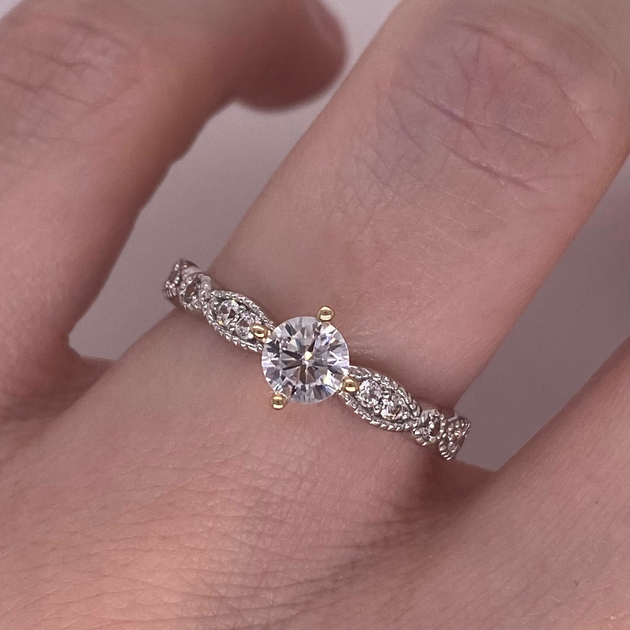 Anillo Oro 10k - Pavé Zirconia Central 4.5 mm