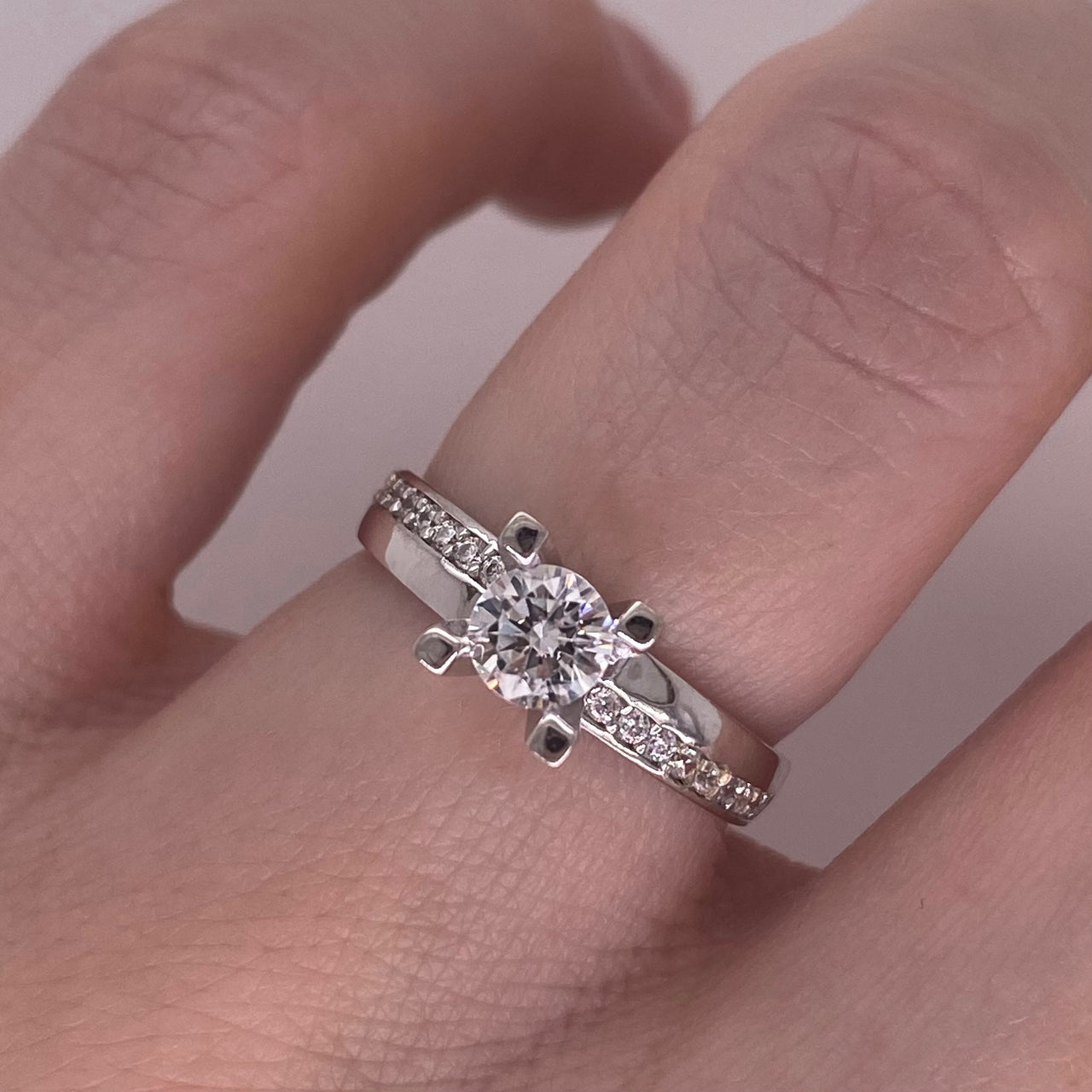 Anillo Oro Blanco 14k - Pavé Zirconia Central 4.5 mm
