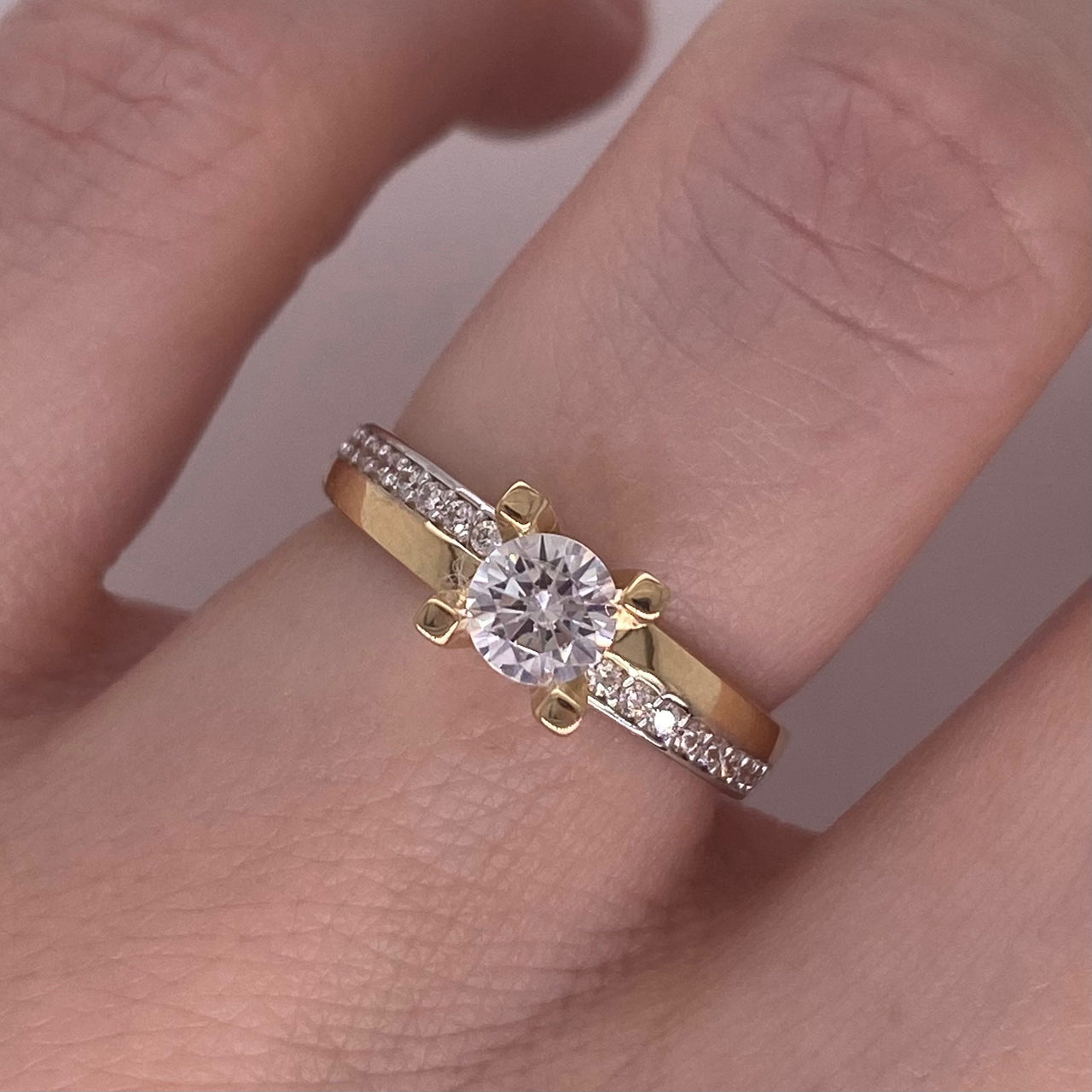 Anillo Oro 14k - Pavé Zirconia Central 4.5 mm