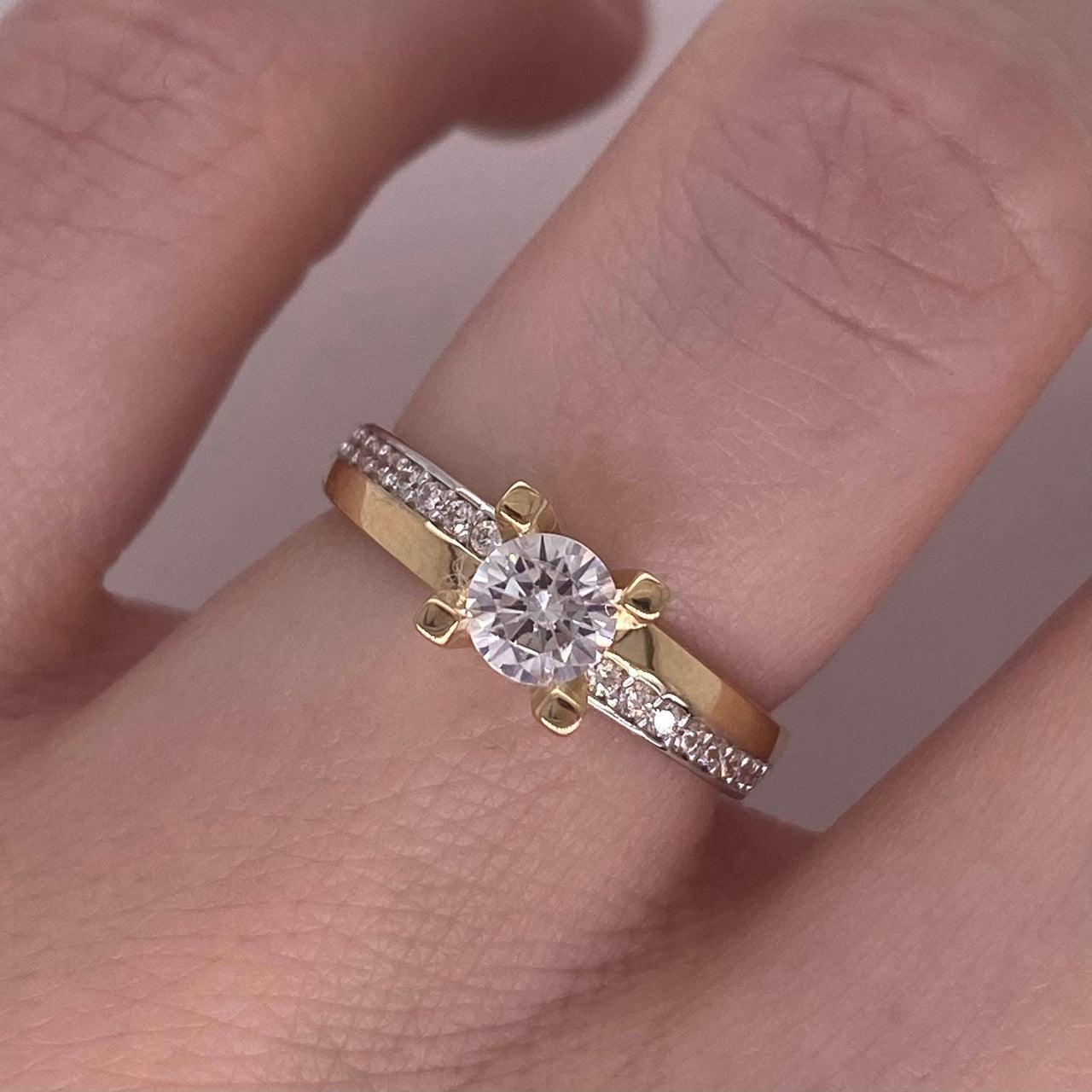 Anillo Oro 14k - Pavé Zirconia Central 4.5 mm