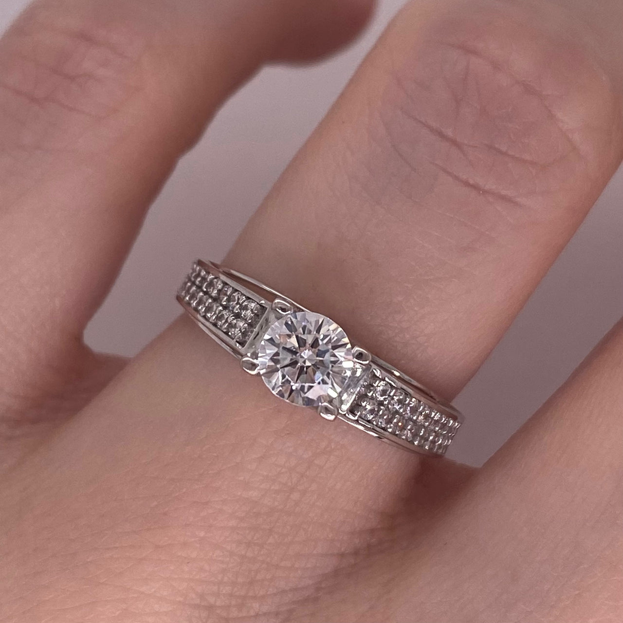 Anillo Oro Blanco 14k, Doble Pavé Zirconia Central 5 mm