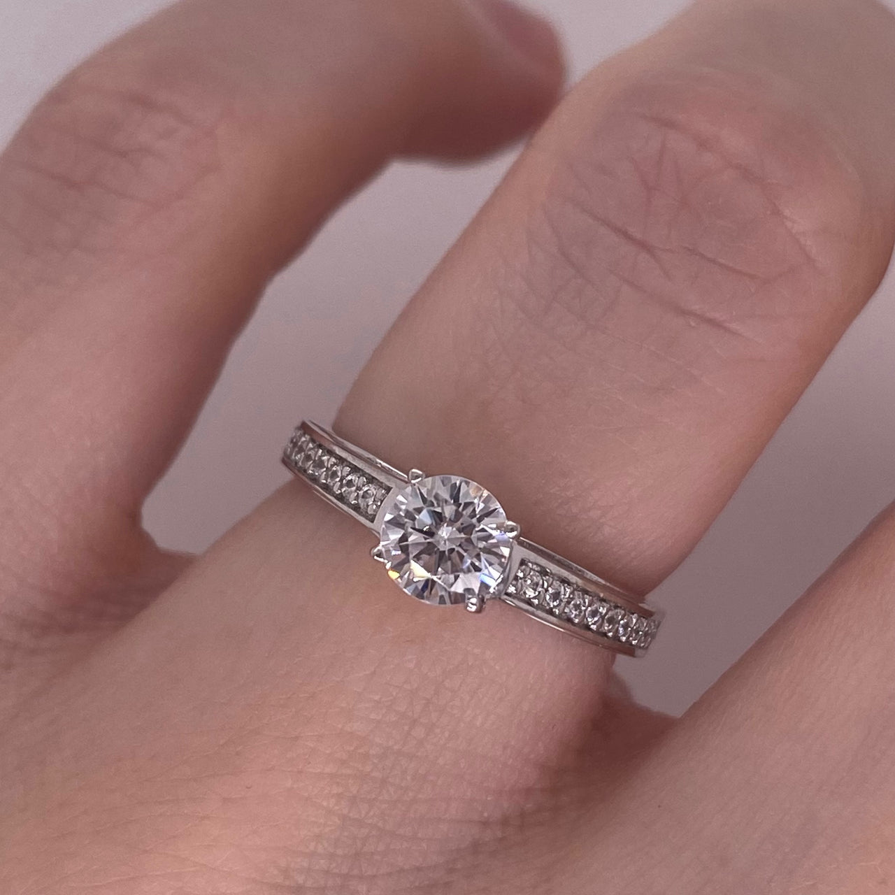 Anillo Oro Blanco 14k, Pavé Zirconia Central de 5 mm