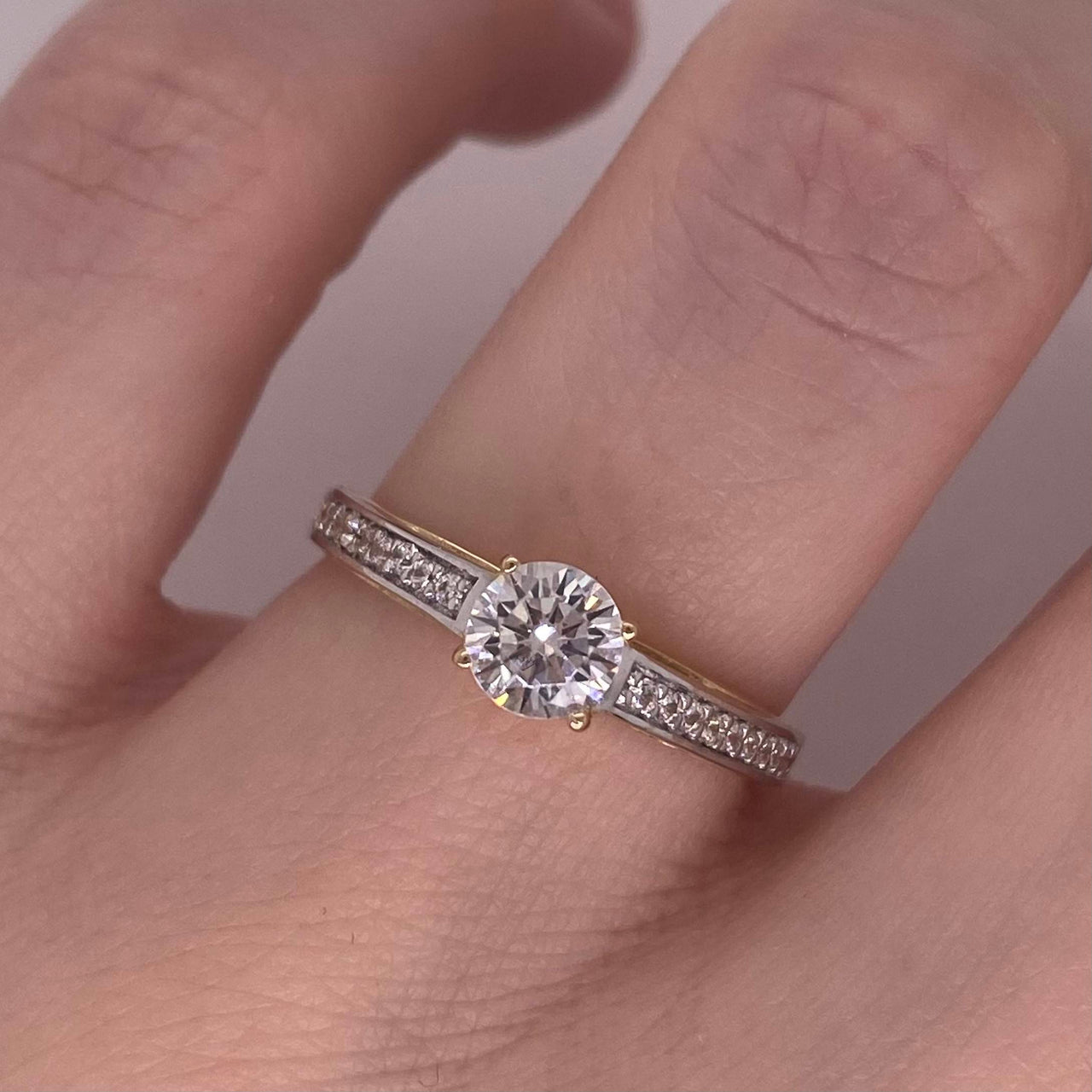 Anillo Oro 14k, Pavé Zirconia Central de 5 mm
