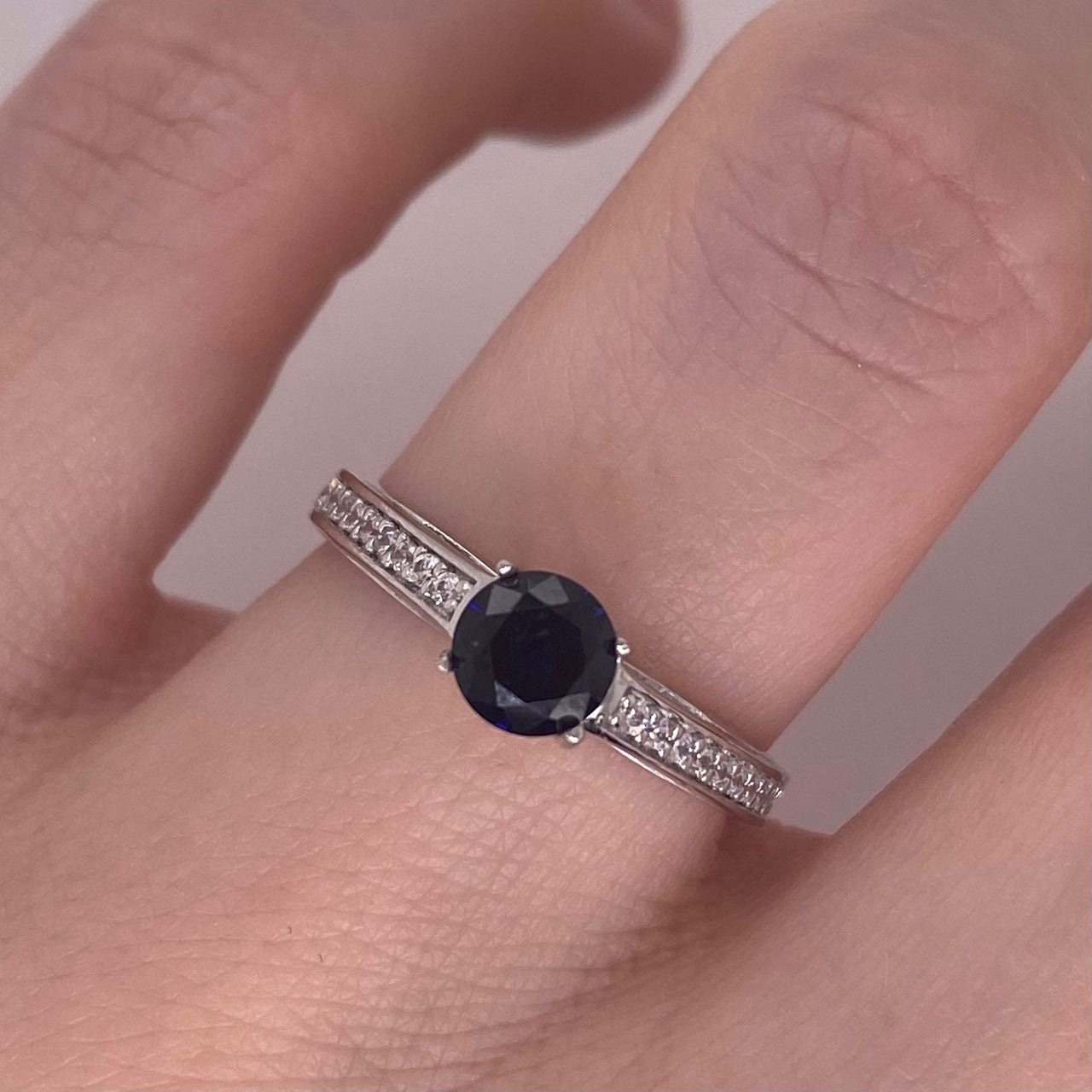 Anillo Oro Blanco 14k - Zafiro 5 mm con Pavé en Canal