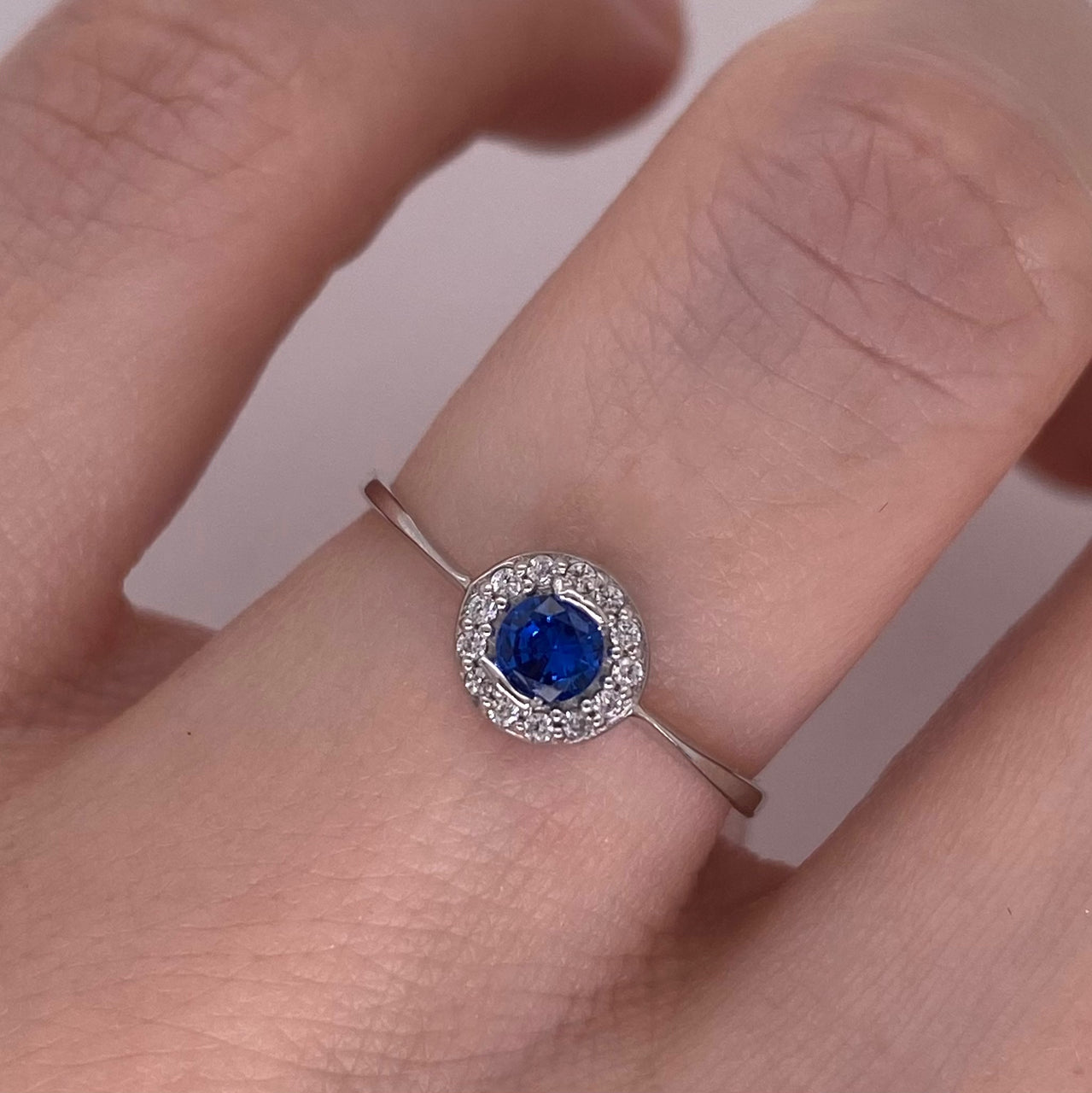 Anillo Oro Blanco 10k, Halo con Zirconia Zafiro