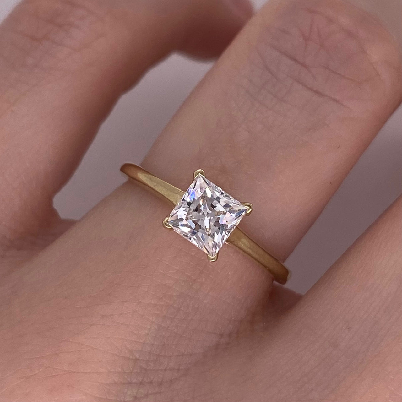 Anillo Oro 10k - Zirconia Princess de 5 mm