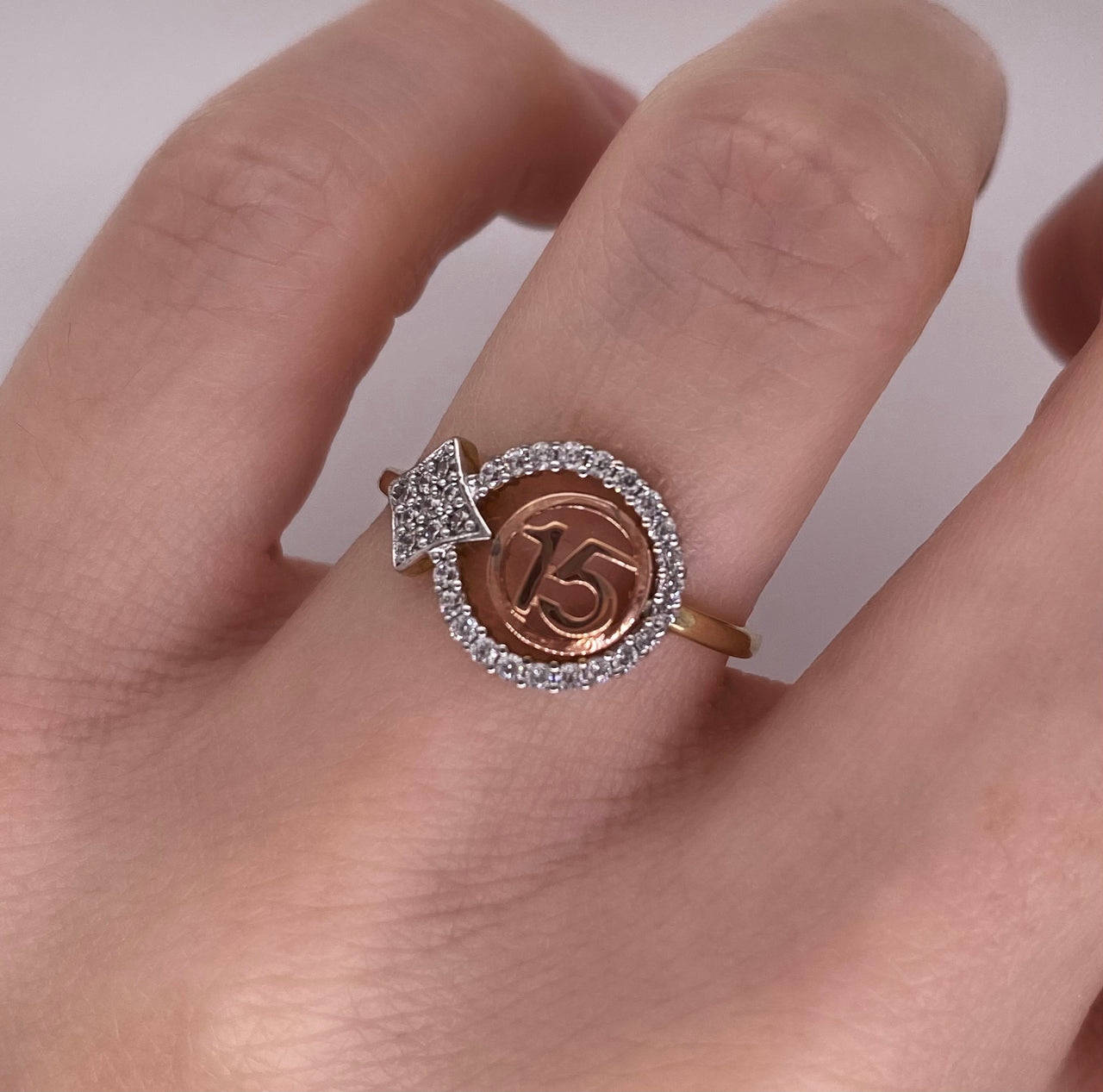 Anillo Oro 10k, XV Años con Cí­rculo y Rombos de Zirconias con 15 años
