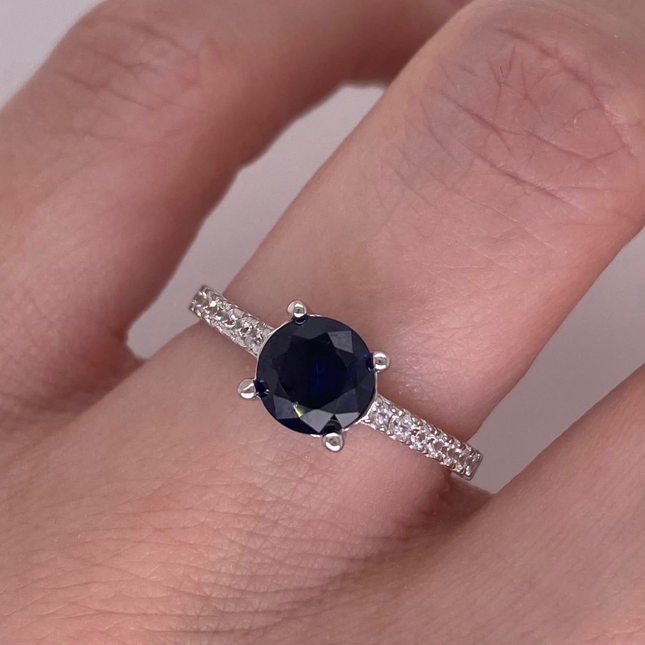 Anillo Oro Blanco 14k, Pavé con Zafiro Creado 6 mm