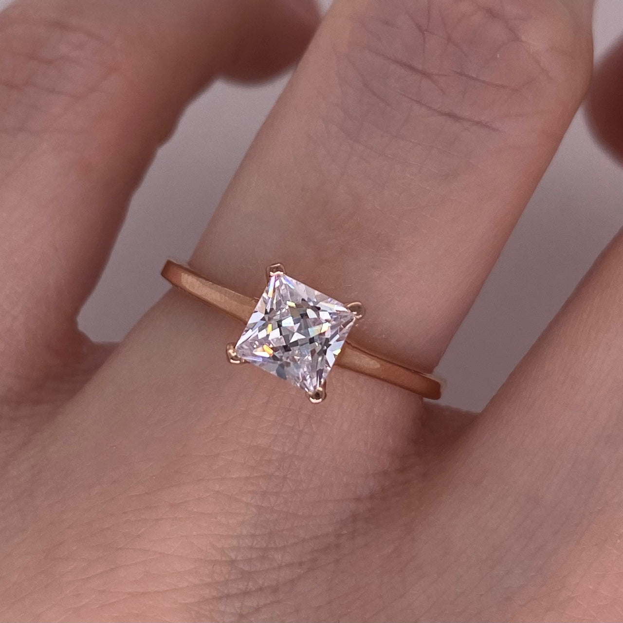 Anillo Oro Rosa 14k - Zirconia Princess de 5 mm