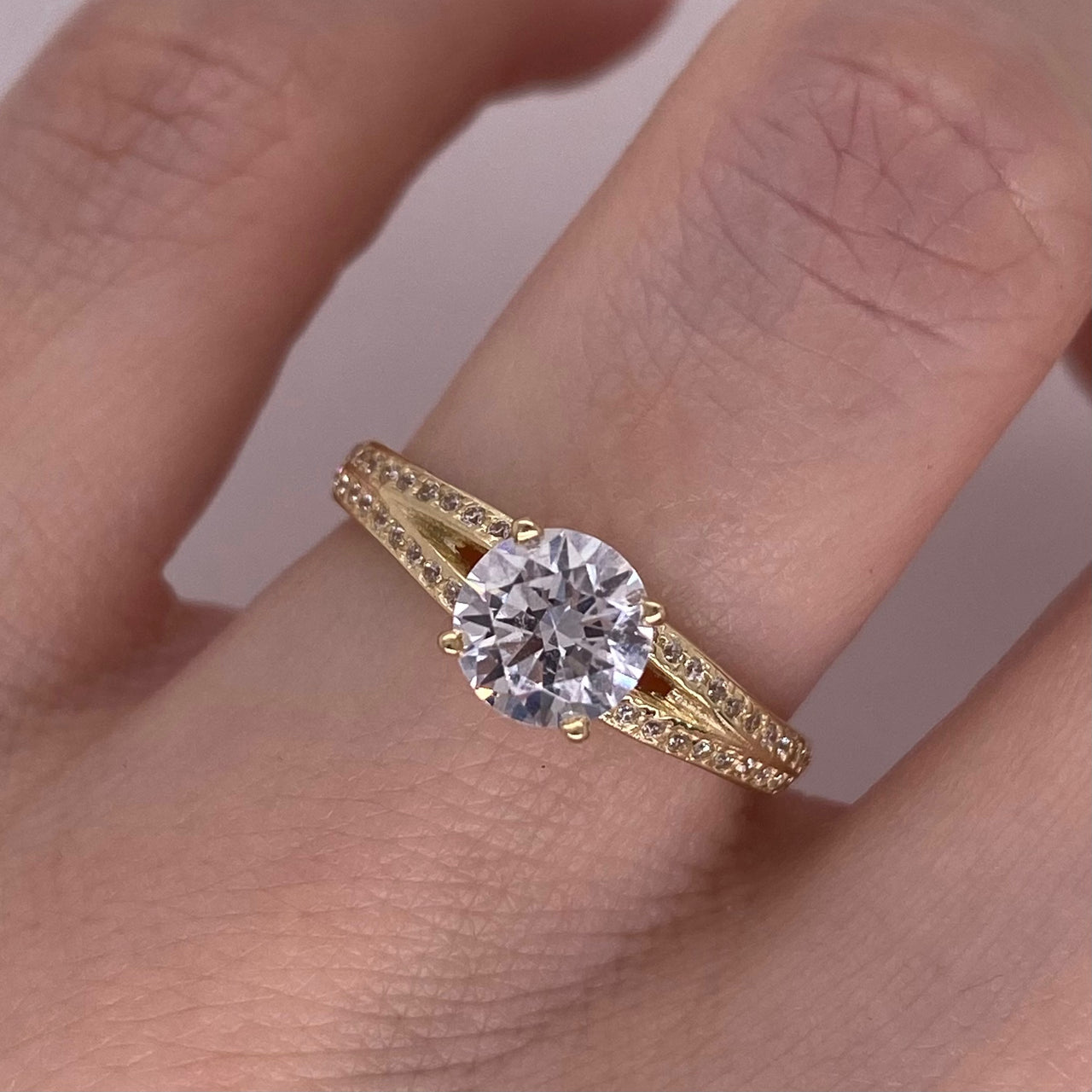 Anillo Oro 10k, Estilo Pavé Doble con Zirconia Central 6 mm