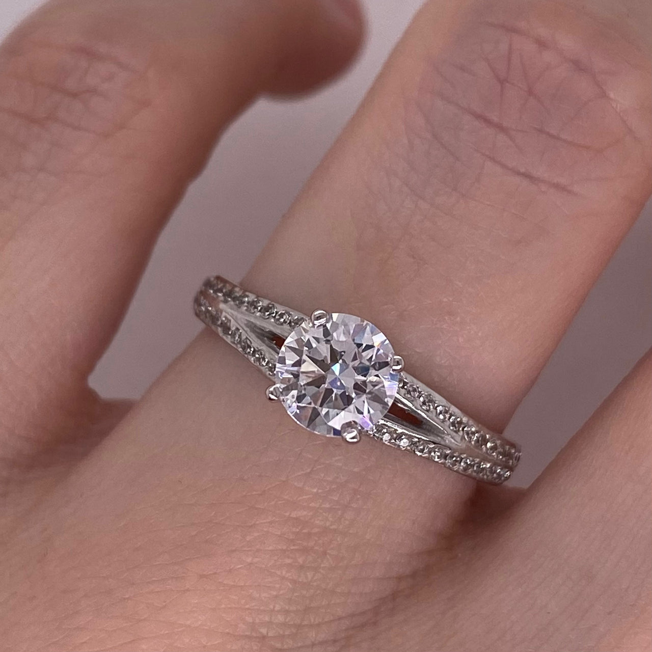 Anillo Oro Blanco 10k, Estilo Pavé Doble con Zirconia Central 6 mm