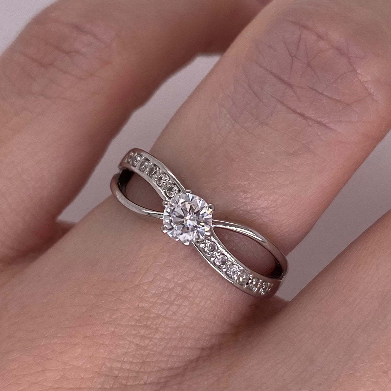 Anillo Oro Blanco 10k, Estilo Infinito Zirconia Central 4 mm