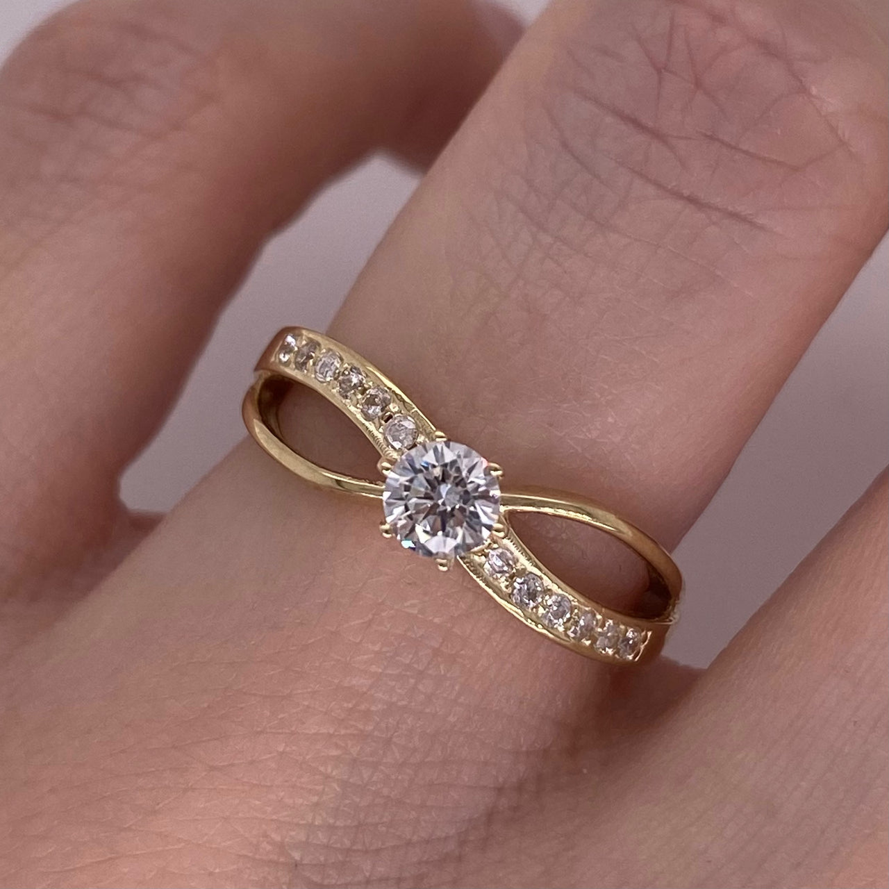 Anillo Oro 10k - Estilo Infinito Zirconia Central 4 mm